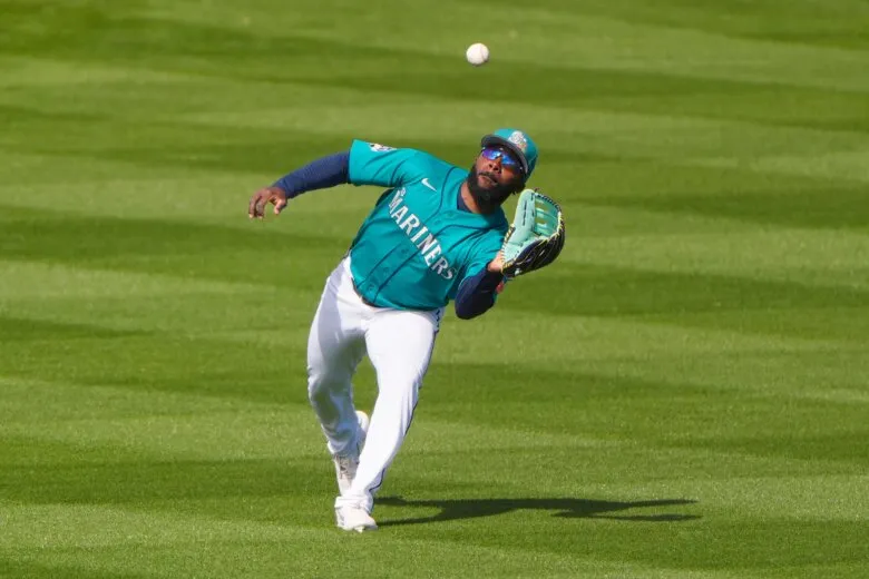 Mariners outfielder Randy Arozarena leaves with apparent leg injury