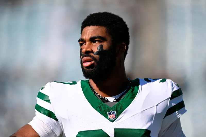 New York Jets' Qwan'tez Stiggers taken to hospital after briefly losing consciousness at practice