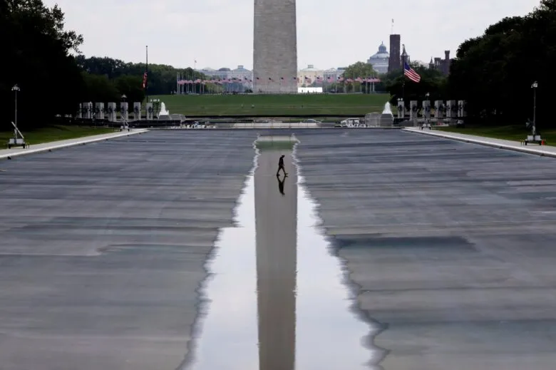 Report: Company that renovated Lincoln Memorial Reflecting Pool says issue is with primer, not vandalism