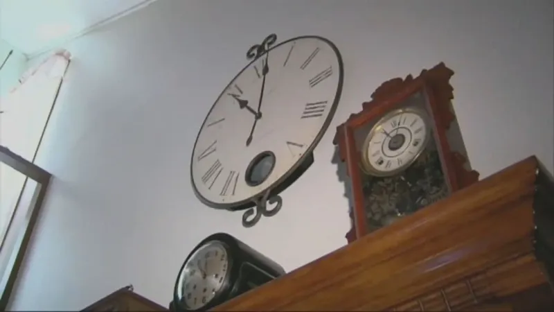 Lawmakers push to extend daylight saving time as experts warn of health impacts
