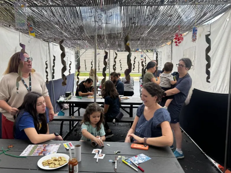 Young Families Gather in Pozez JCC's Sukkah