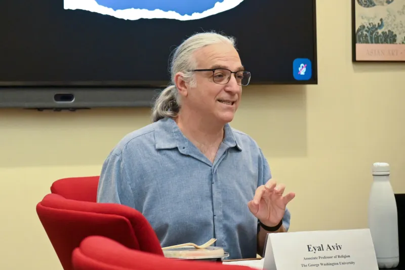 Professor talks intersection of Buddhist meditation, neuroscience