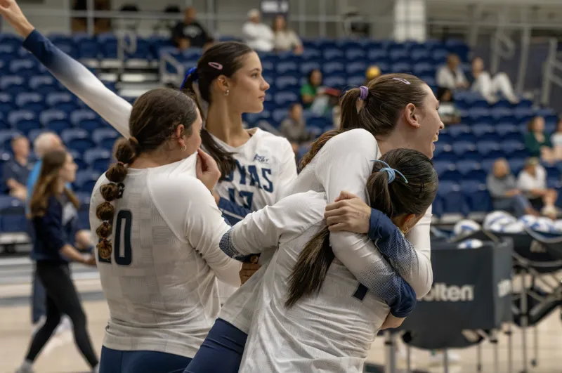 VOLLEYBALL | GU Splits Weekend Series, Beats DePaul in Thriller