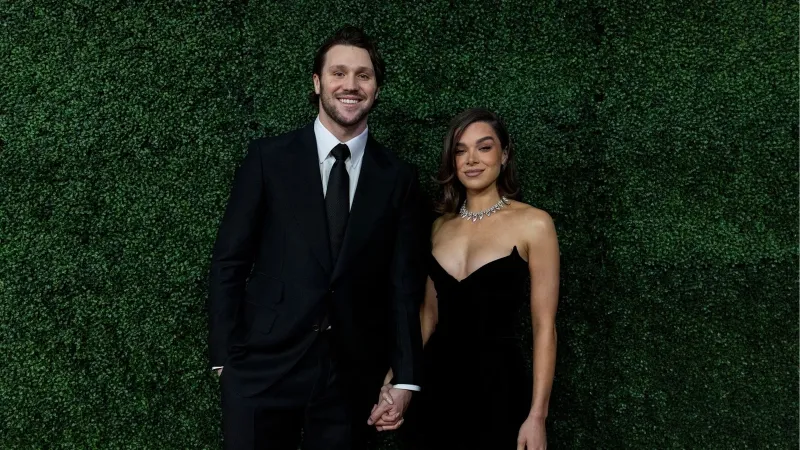 Hailee Steinfeld, Josh Allen expecting 1st baby