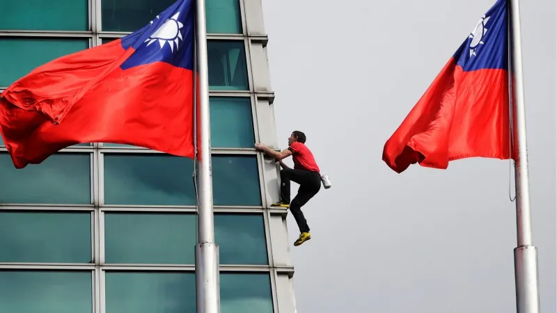 Rock climber Alex Honnold reaches top of Taipei 101 skyscraper
