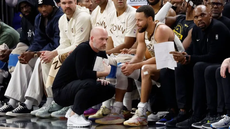 Warriors' Stephen Curry out vs. 76ers with lingering knee issue