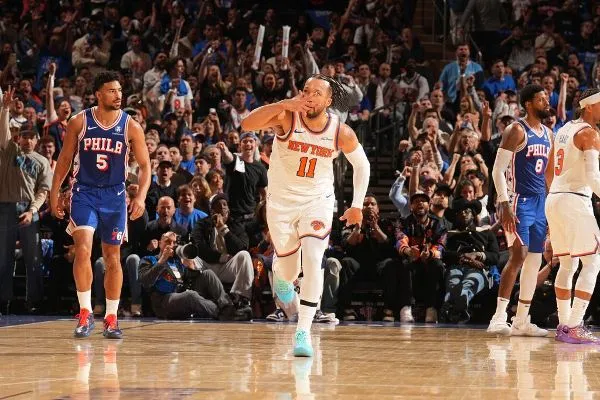 Knicks stay on historic roll, crush 76ers by 39 in Game 1