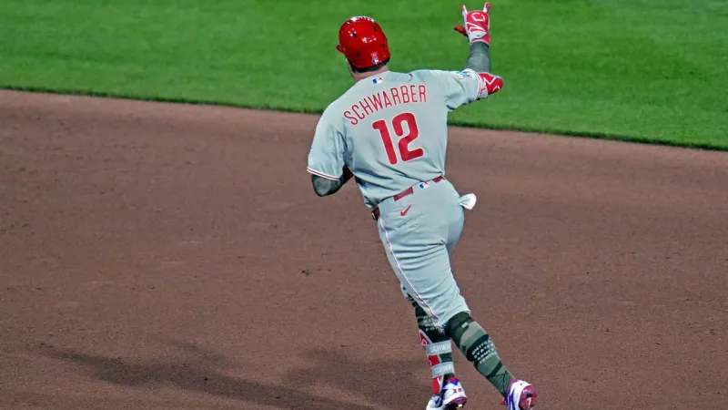 Kyle Schwarber stays on heater, clubs 2 HRs in Phils' comeback win