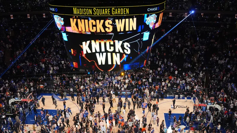 Knicks beat Spurs in Game 4 in historic comeback