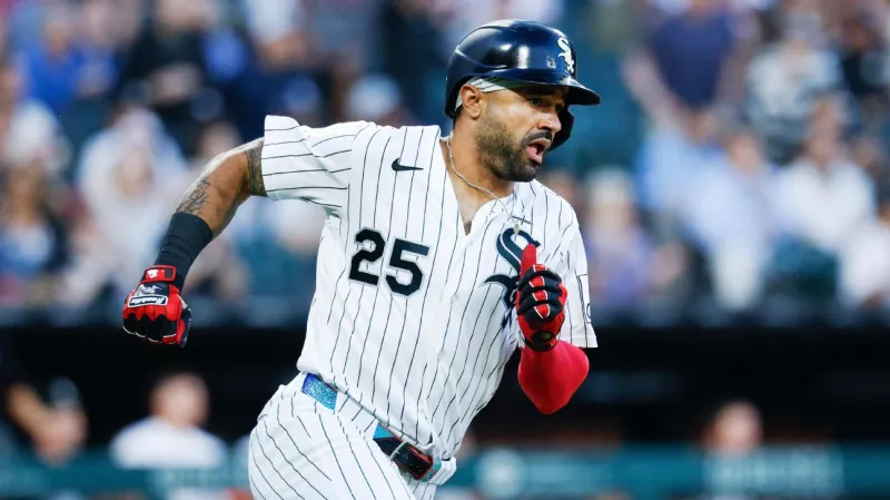 Phillies add outfield depth, acquire veteran Hill from White Sox