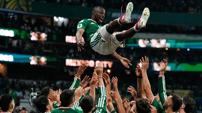 Mexico ends a 40-year knockout drought, beats Ecuador 2-0