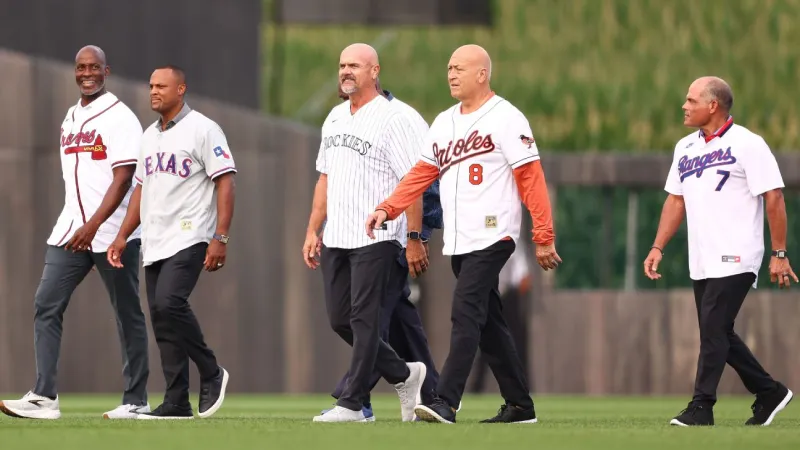 26 Hall of Fame members emerge from corn at Field of Dreams