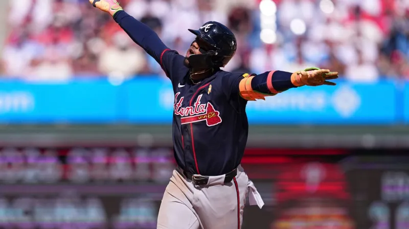 Braves' Ronald Acua Jr. does curtain call amid boos in Philly
