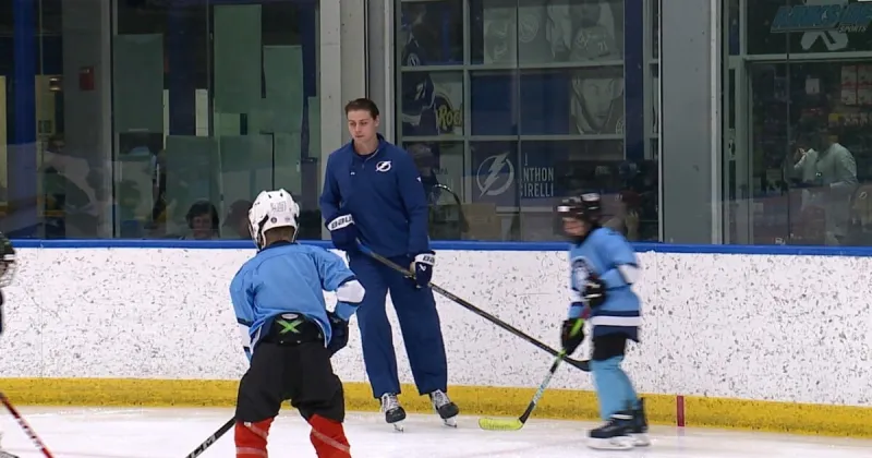 Emil Lilleberg makes surprise visit to Lightning youth hockey camp