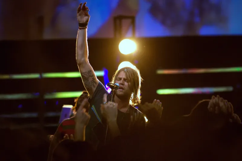10 Worship Songs from the 2000s That Still Slap
