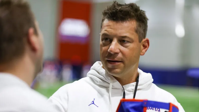5-star Easton Royal keeps strongly hinting Lane Kiffin could flip him from Texas