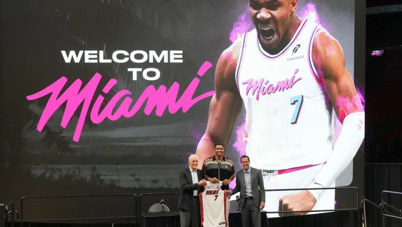 Giannis Antetokounmpo, Bobby Portis introduced in Miami on Thursday