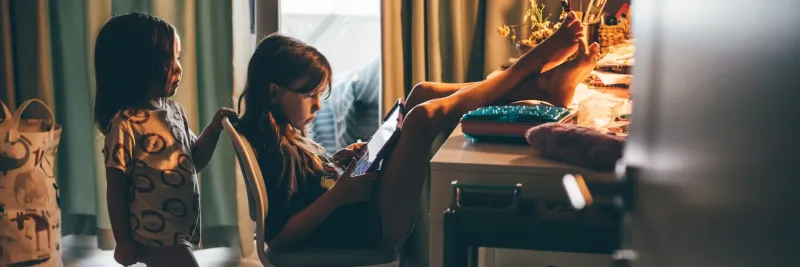 Parents putting screens in front of their kids is more about their own stress than other factors