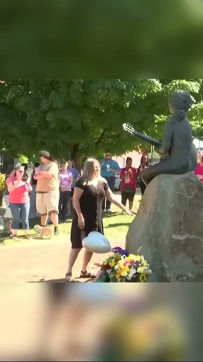 Mourners visit statue of Dolly Parton in Tennessee (Video)