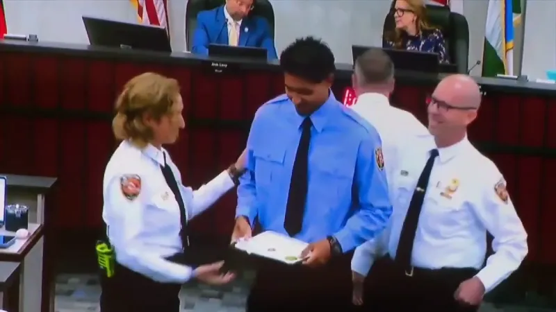 Hollywood lifeguard honored by officials for saving 3 family members after their tube crashed into a boat in Aruba