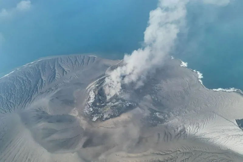 Volcanic island in Indonesia erupts, forcing the cancellation of hundreds of flights