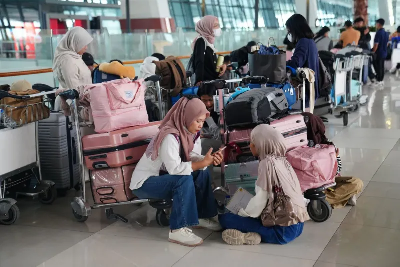 Flights to and from Indonesia's capital resume after volcanic eruption forced a 2-day closure