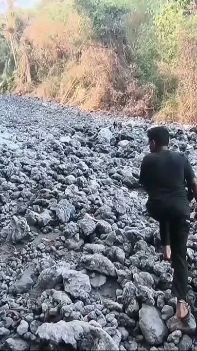 Volcanic rocks and lava reaches villages in eastern Indonesia (Video)
