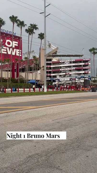 Thousands get ready to watch Bruno Mars at Raymond James Stadium (Video)
