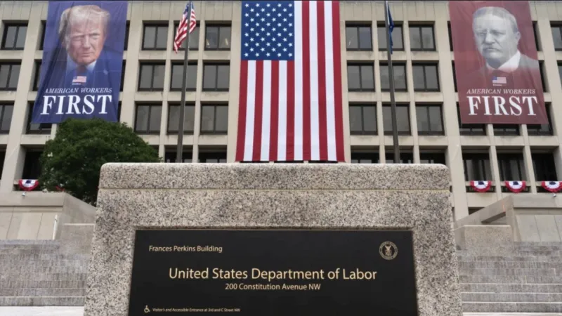Claims for unemployment benefits drop to 196,000, lowest since mid-July as layoffs remain low