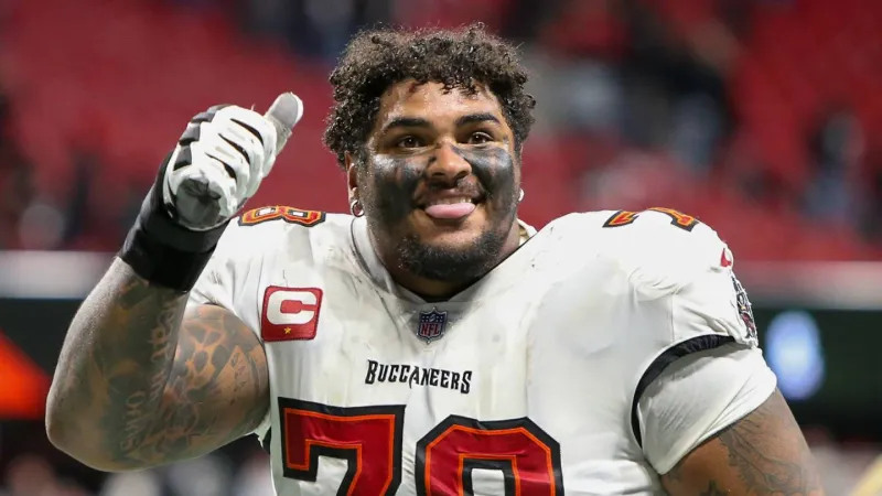 Penei Sewell's struggles at left tackle make Tristan Wirfs look even more impressive