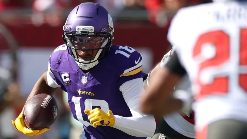 Buccaneers catch a break as Vikings WR Justin Jefferson exits game with injury