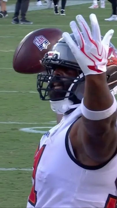 Vita Vea deflection  A'Shawn Robinson INT : #MINvsTB on FOX #interception #defense #buccaneers (Video)