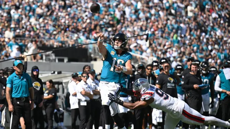 Lawrence throws 3 TD passes as Jaguars rout Patriots and raise more questions about Maye
