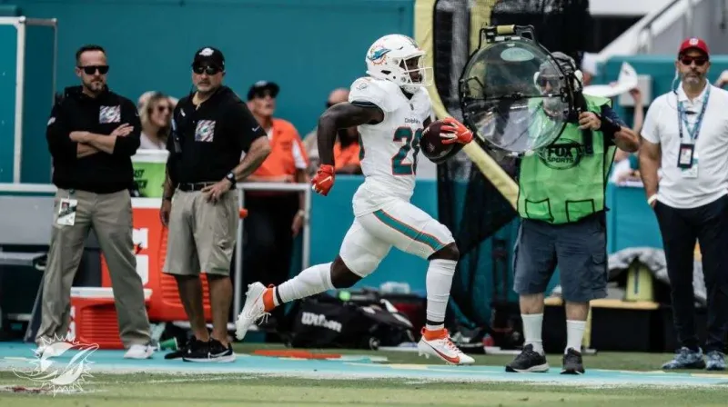 Dolphins lose De'Von Achane to a torn ACL, sidelining him for the season, report says