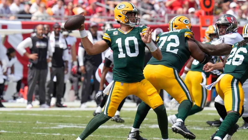 Jordan Love throws 2 touchdown passes, Packers edge Buccaneers 17-14