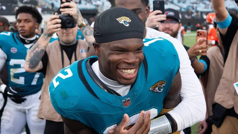 Travis Hunter's cornerback surge is giving Jaguars a tough two-way decision