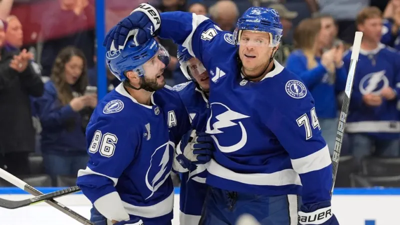 Carlson scores twice to help the Lightning beat the Wild 3-2