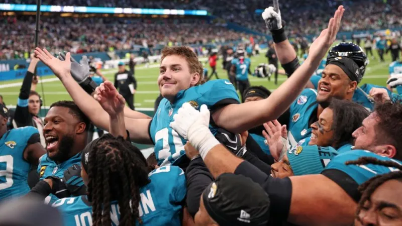 Cam Little's 57-yard FG gives Jaguars 19-17 win over Eagles in wild finish in London