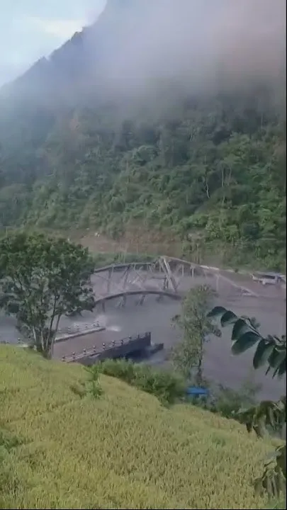 Raging floodwaters sweep away bridge in Nepal (Video)