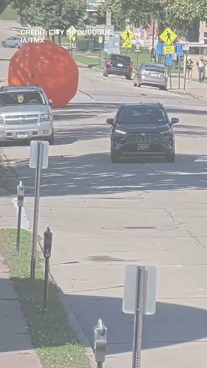 Inflatable pumpkin disrupts traffic, hits pedestrians on sidewalk (Video)