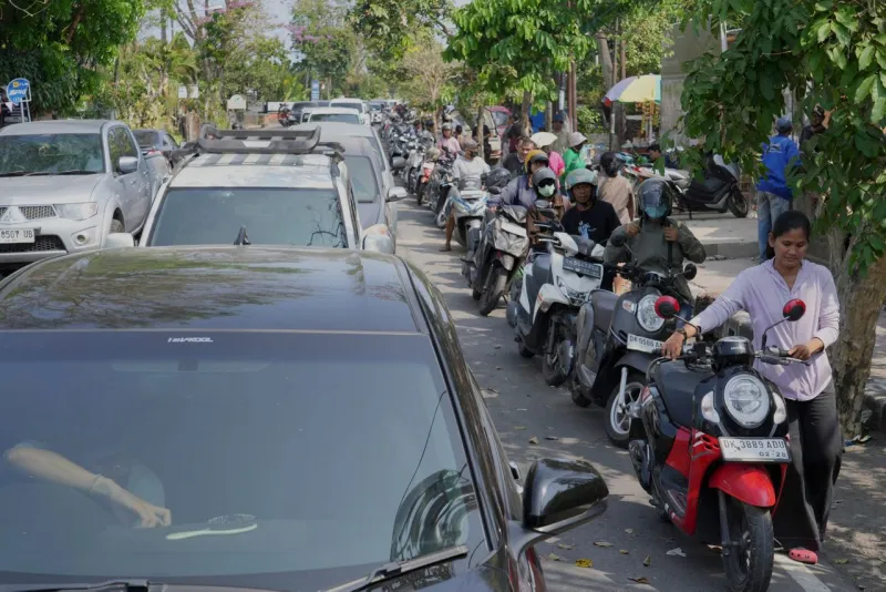 Fuel crisis hits Indonesia's Bali, triggers long lines in gas stations for days