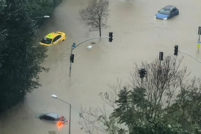 Heavy rain and flooding in Istanbul forces closure of schools
