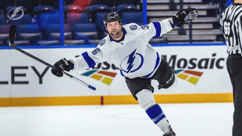 Bolts alum Roy brings dynamic personality, color to Lightning game broadcasts