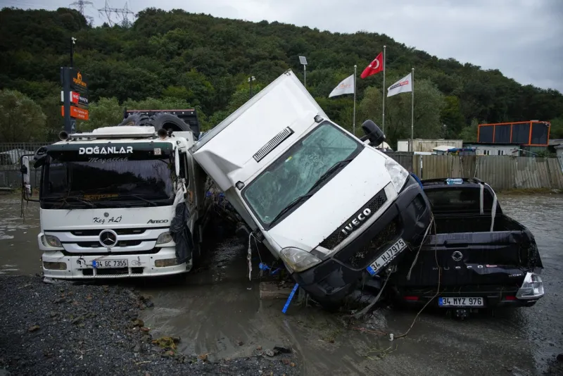 Heavy rain shuts down Istanbul, causing flooding and 2 deaths