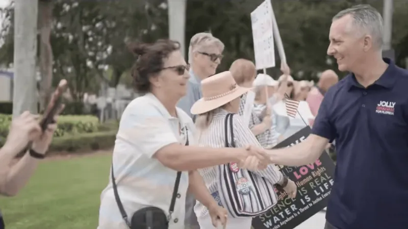 Governor hopeful David Jolly joins No Kings protest in Wellington with family