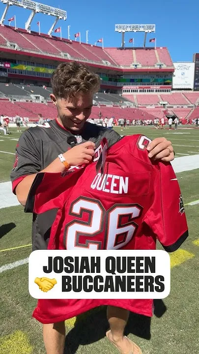 Tampa Bay musician Josiah Queen is part of the Krewe  #PITvsTB 1 p.m. ET on CBS #josiahqueen (Video)