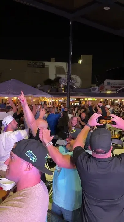 The moment at Ferg's Sports Bar when the Rays won the AL pennant! (Video)