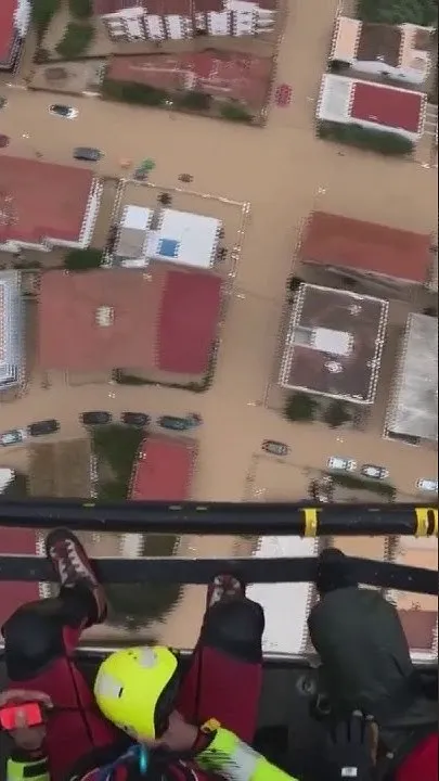 Emergency helicopters rescue people trapped by floods in Spain (Video)