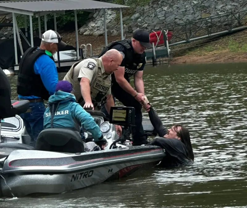 Suspect jumps into Lake Hartwell after stolen vehicle pursuit in Franklin County
