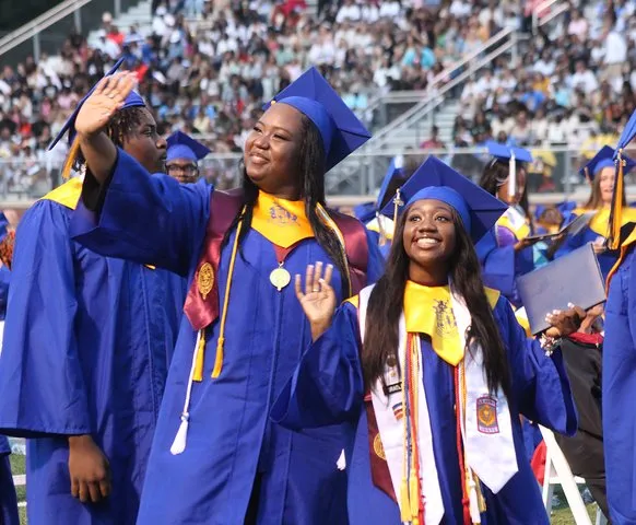 Bradwell celebrates 424 grads